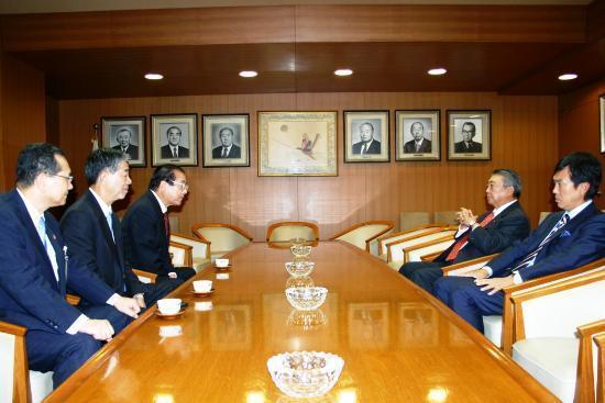 画像：大島副総裁、石原幹事長への要請の様子
